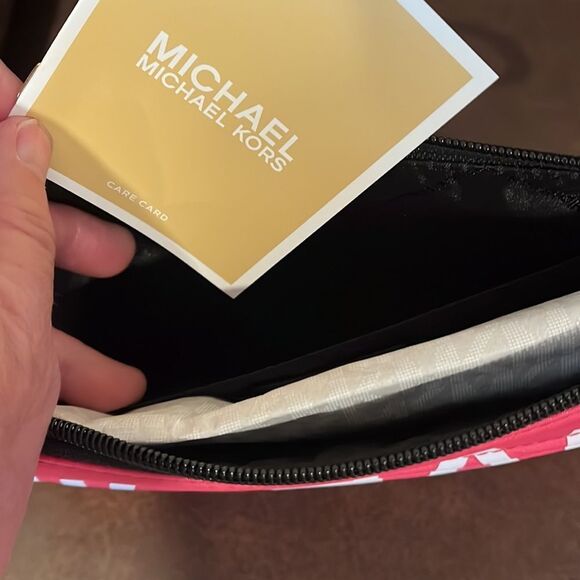 NWT Michael Kors wristlet - Picture 3 of 6